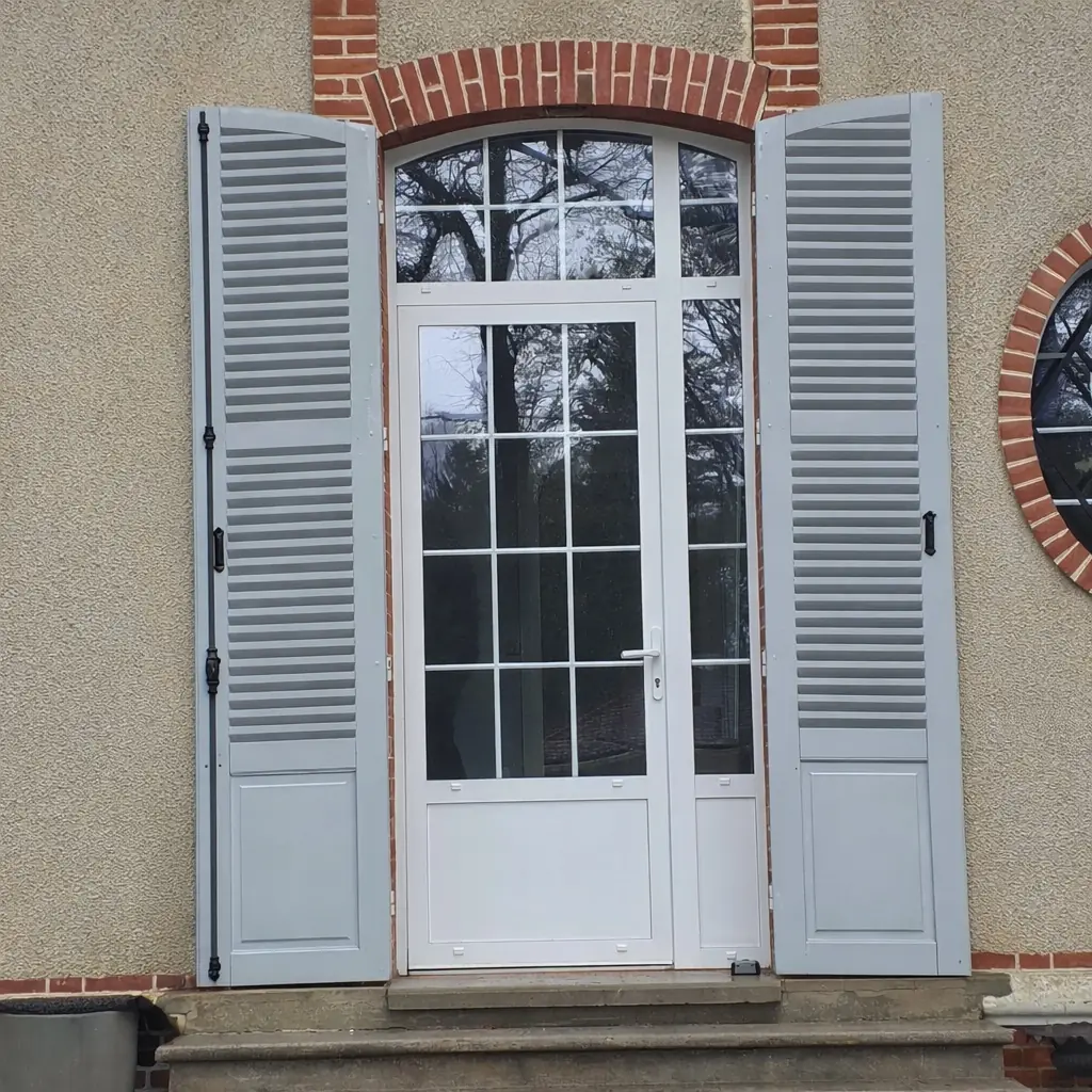 Porte de service en Aluminium en forêt de Chantilly.